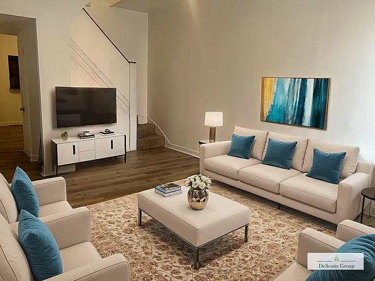 2426 Brentwood Ave — Photo 1