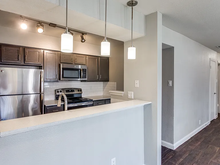 Maxwell Apartments — Photo 32
