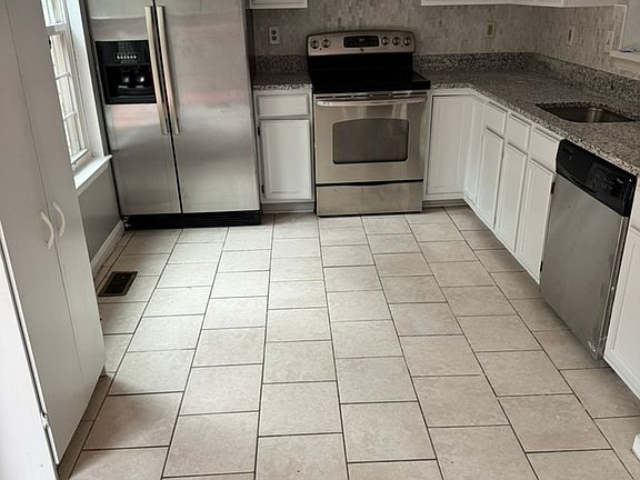 3rd image of 202 Pinecove Ave