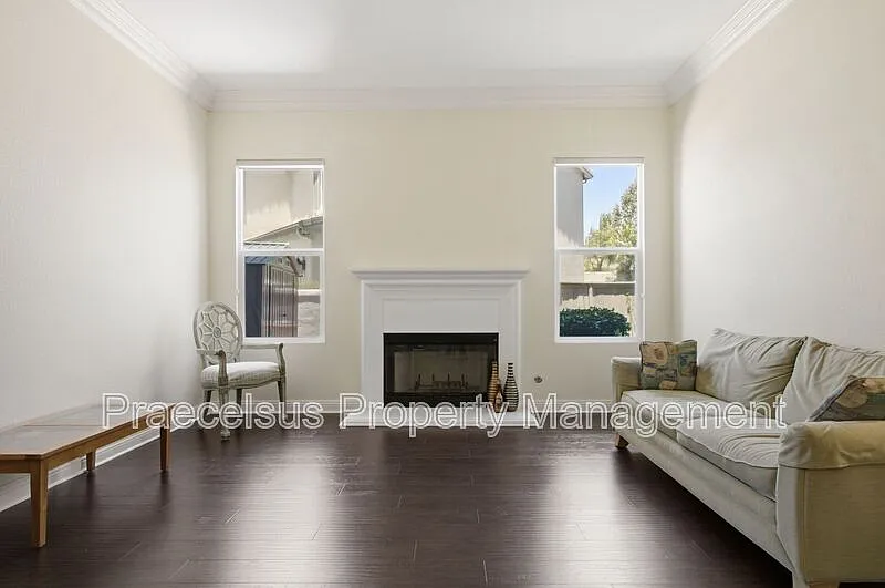5 bed, 5.5 bath, 4500 sqft, $7,995 — Photo 2