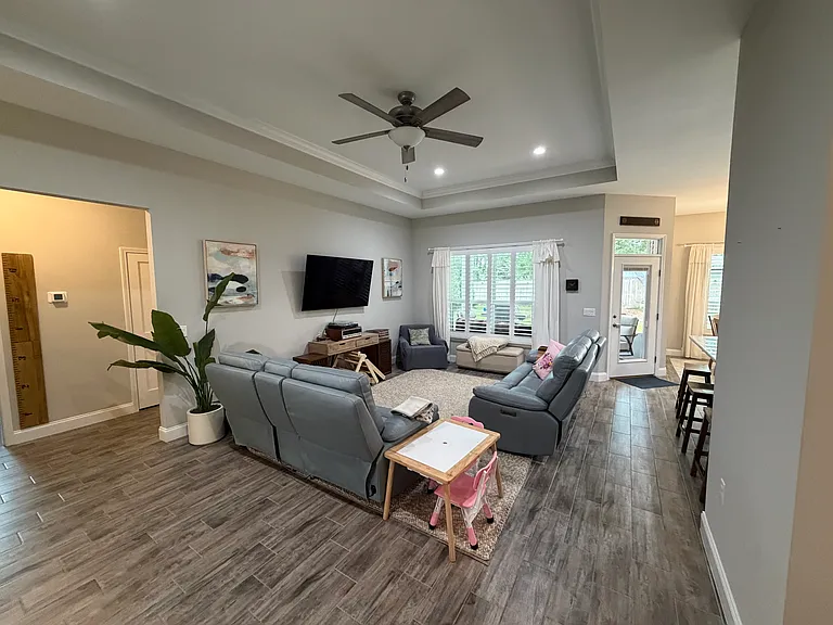 569 W Pine St — Photo 4