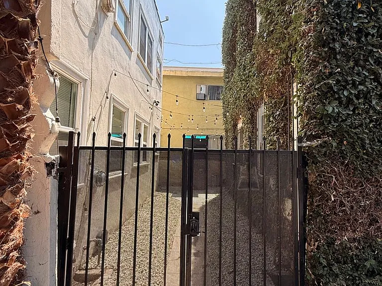 932 S Berendo St — Photo 22