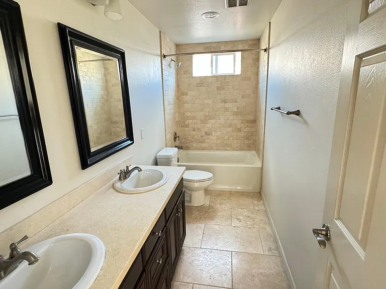 Full bathroom on 2nd floor