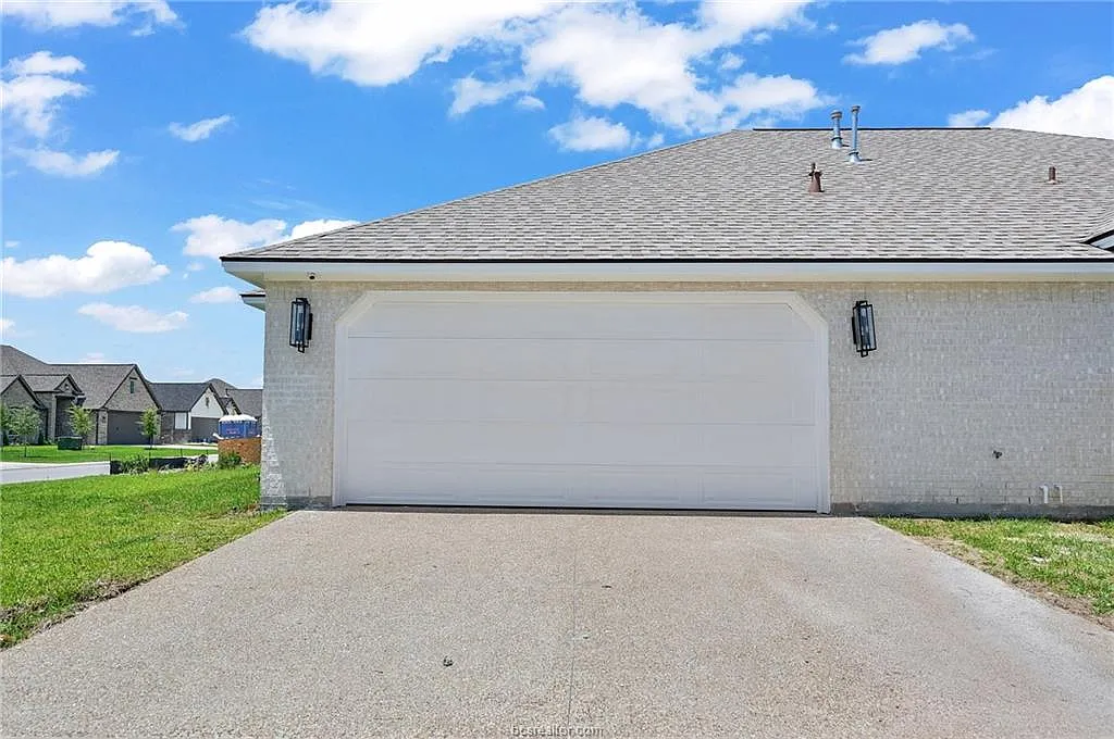 3 bed, 2276 sqft, $2,975 — Photo 2