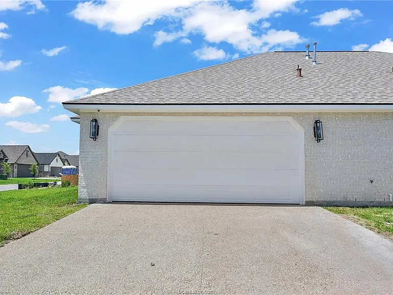 2900 Bombay Ct — Photo 2