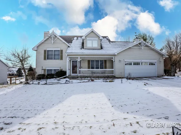 78 Rockview Dr NE, Rockford, MI 49341