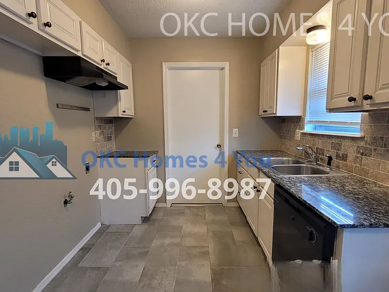 1700 Edgewood Dr — Photo 5