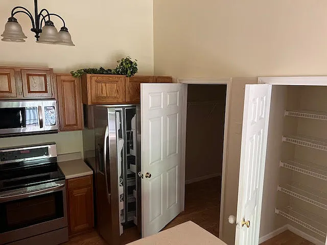 180 Wexford Dr — Photo 3