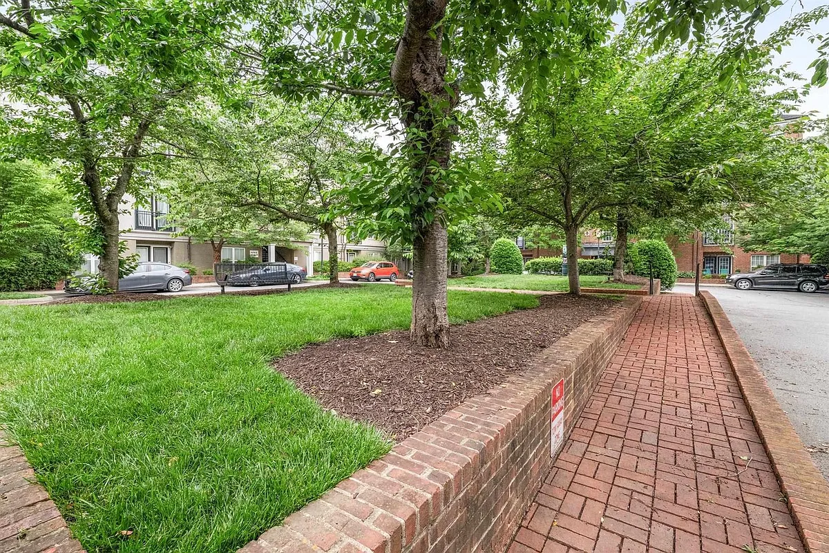 Building Photo - 770 Walker Sq #3C