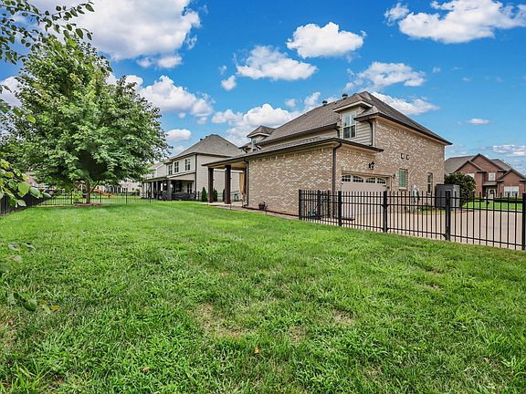 5th image of 1085 Willow Cir