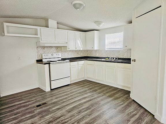 2nd image of 3913 Carlyss Dr