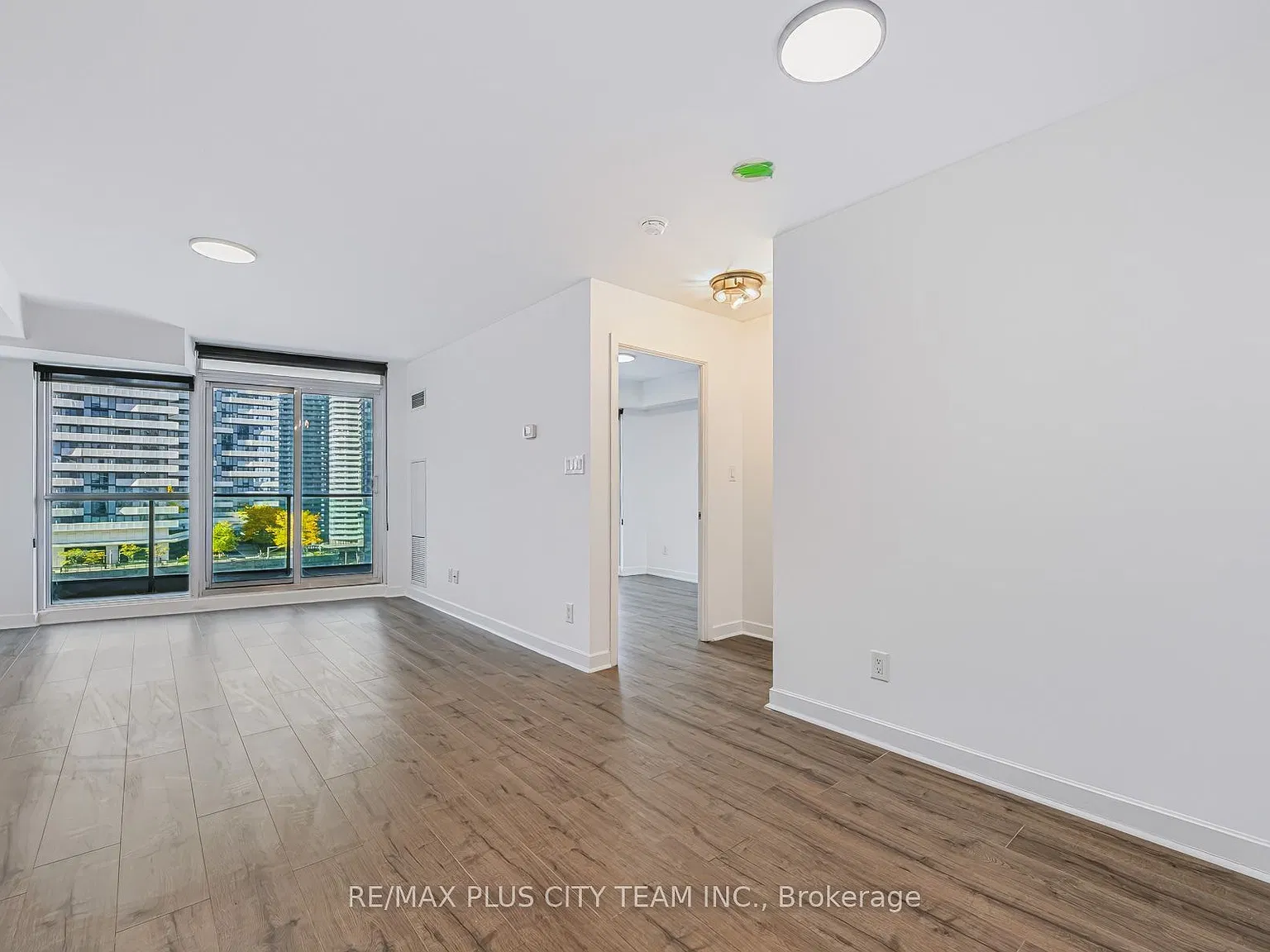 33 Bay St — Photo 2