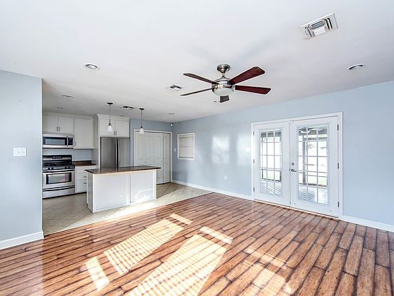 4th image of 204 Buquet St