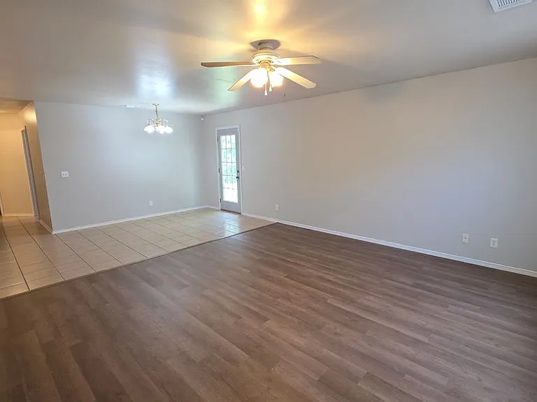 106 Willow Creek Dr — Photo 2