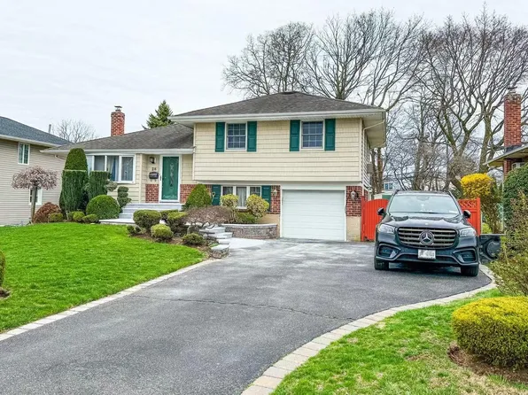 28 Gates Avenue, Plainview, NY 11803