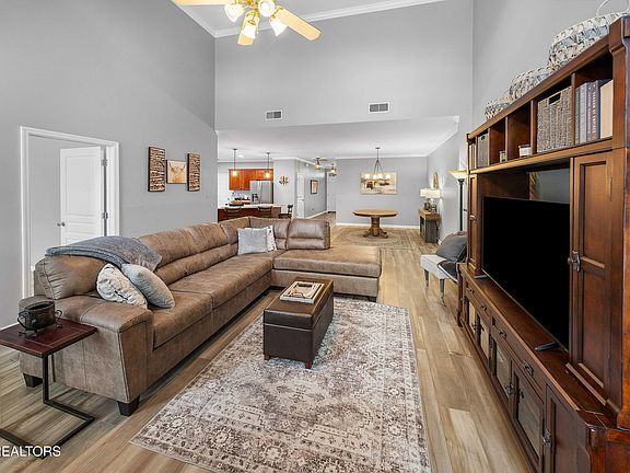 3rd image of 626 Chapel Point Ln
