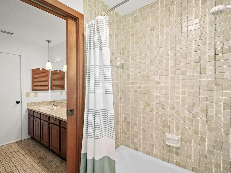 65 Pinehill Trl W — Photo 22