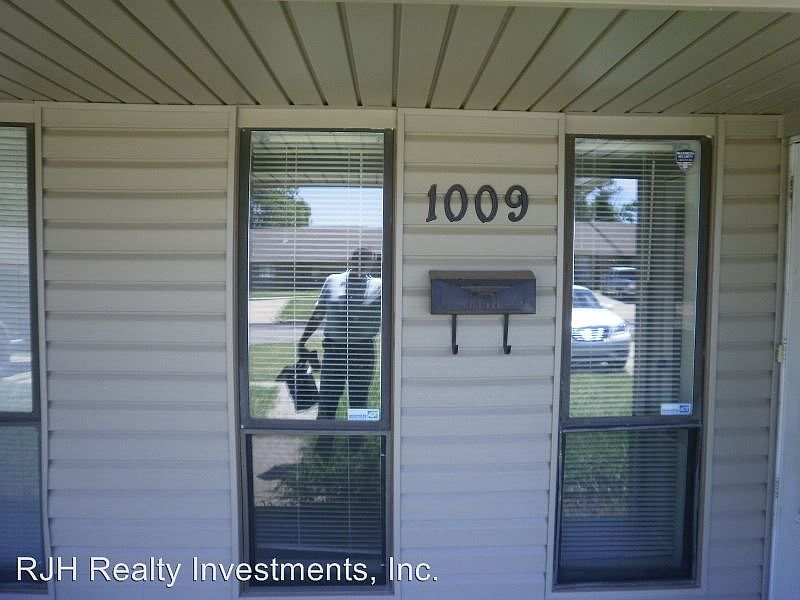 1st image of 1009 Acacia Cir