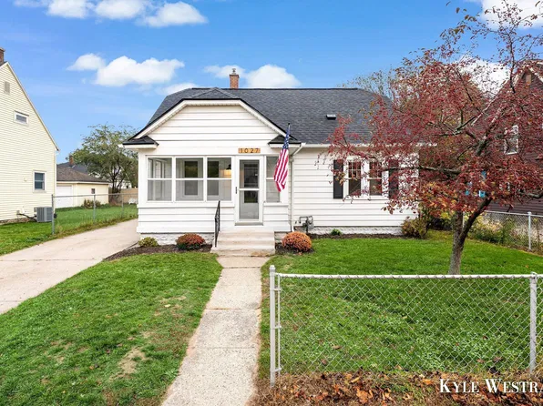 1027 Beechwood St NE, Grand Rapids, MI 49505