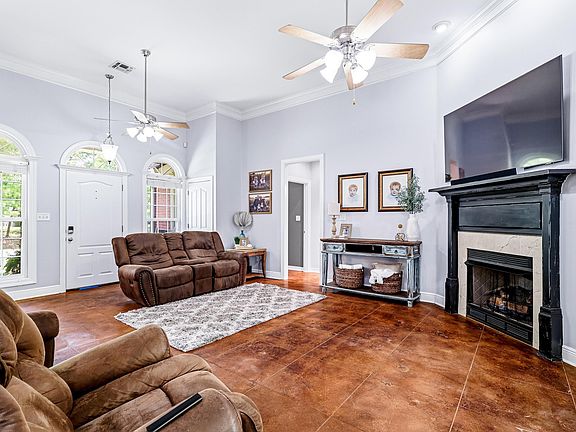 5th image of 105 Marion Pl