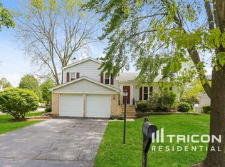 125 Chatham Ln, Roselle, IL 60172