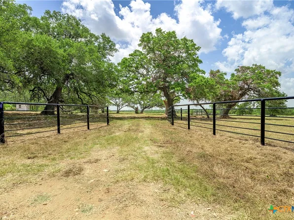 2200 Baca Loop, Flatonia, TX 78941