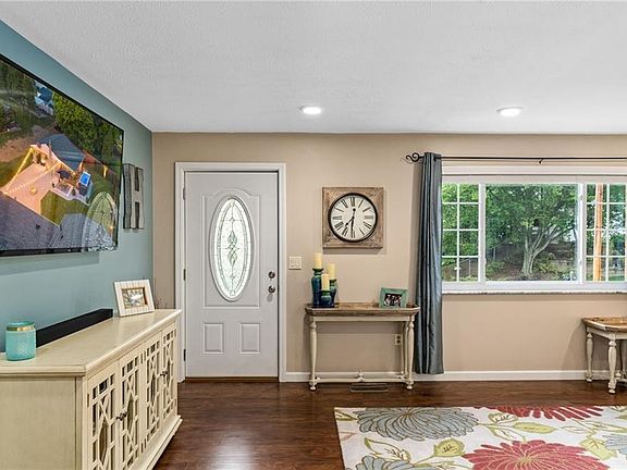5th image of 34 Maple Shade Dr
