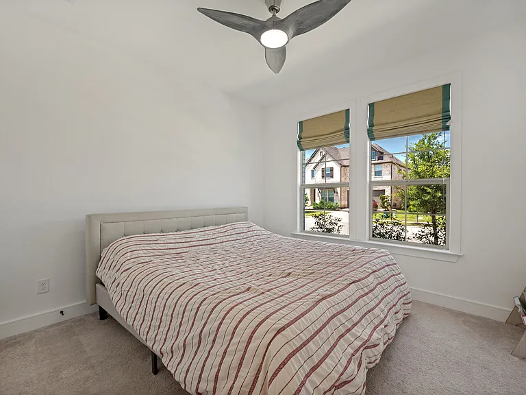 724 Danbury St — Photo 22