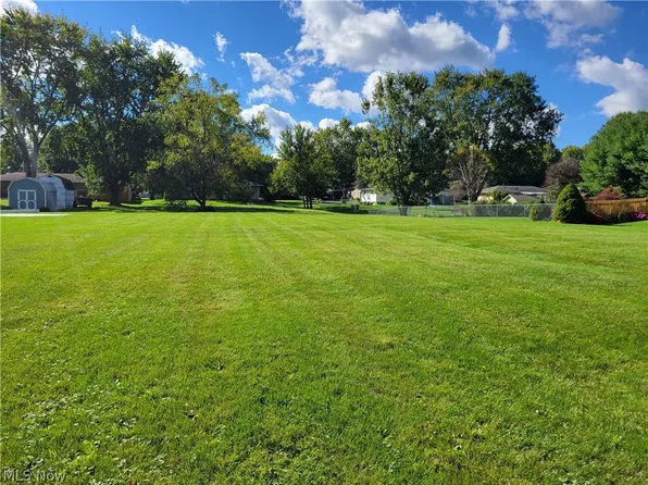 Bob White St NW, North Canton, OH 44720