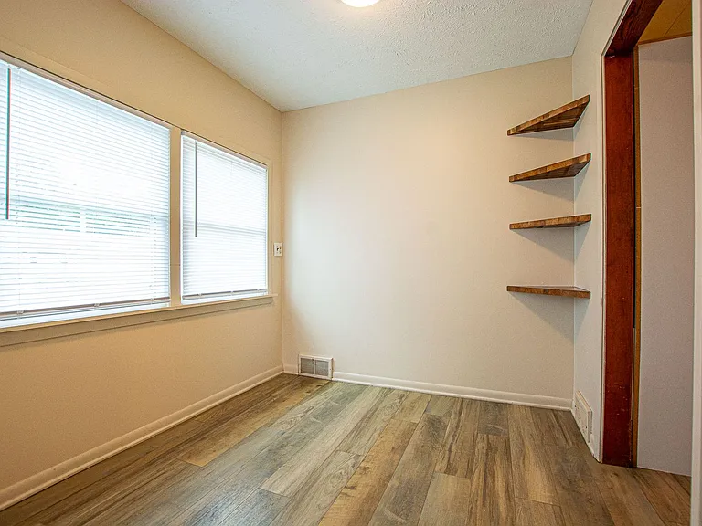 1502 Silver Ln — Photo 11