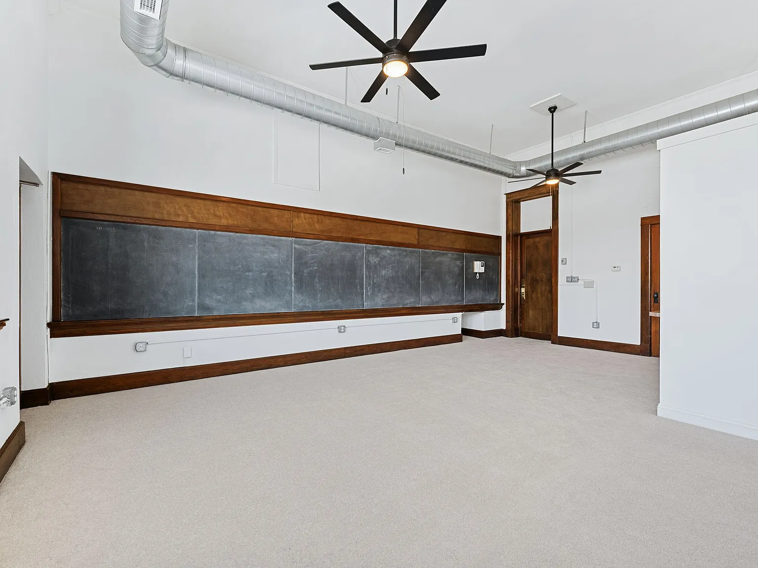 1 bed, 960 sqft, $1,300 — Photo 3