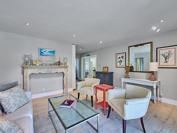 5th image of 301 NW 3rd Ct