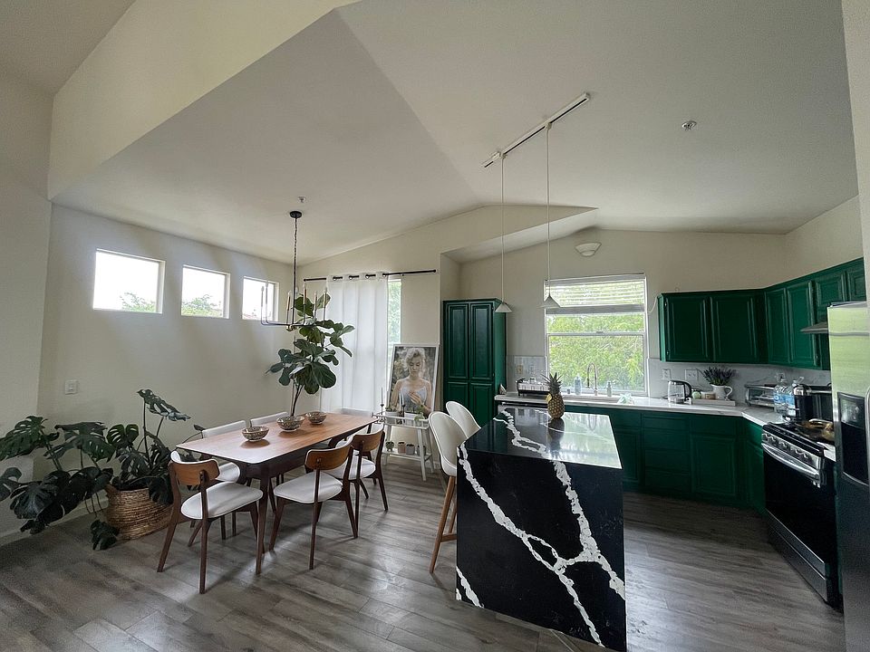 1st image of 501 Manhattan Pl