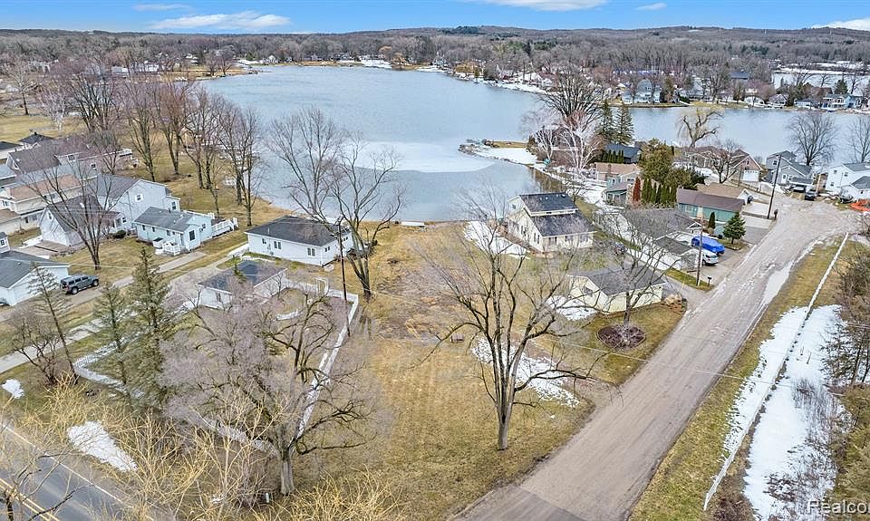 10576 Runyan Lake Ct, Fenton, MI 48430 MLS 20230020540 Zillow