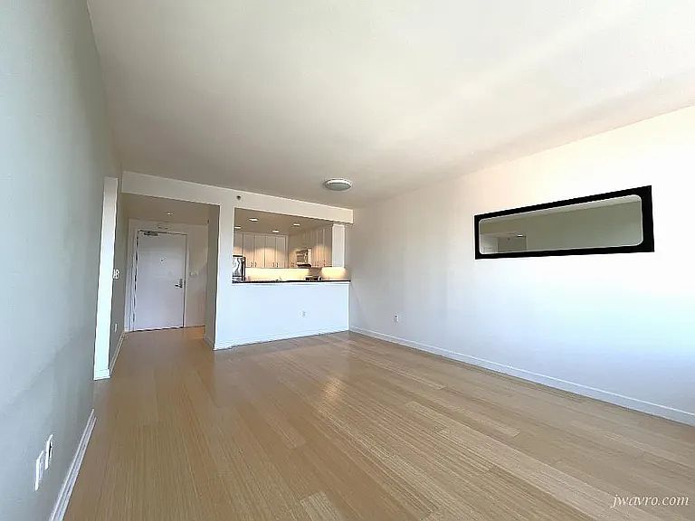 1st image of 250 King St Unit 910