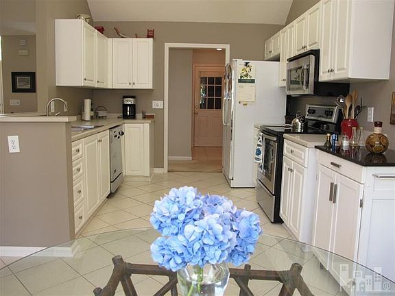 5th image of 629 Colony Cir N