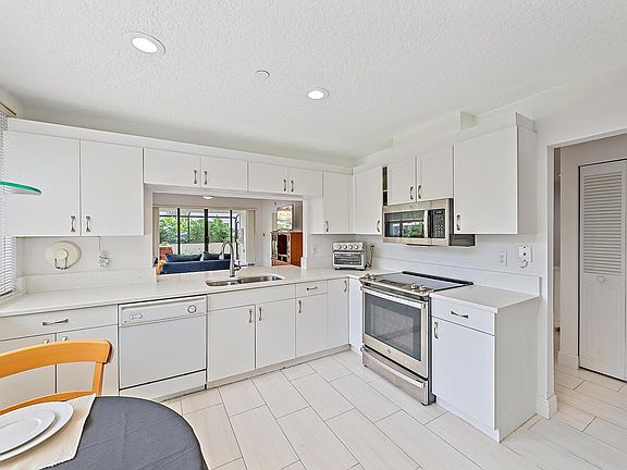4th image of 811 Oak Harbour Drive