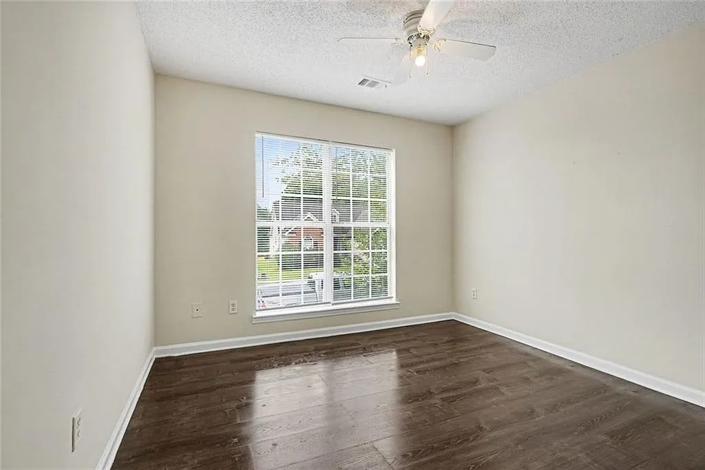 3 bed, 2.0 bath, 1400 sqft, $1,600 — Photo 4