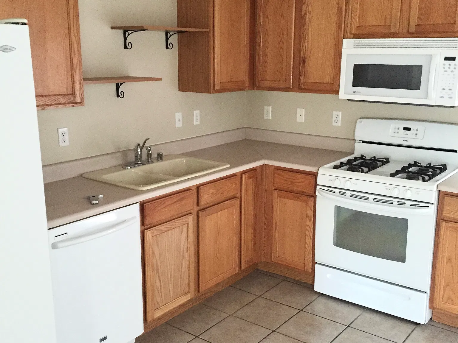 3 bed, 1056 sqft, $2,000 — Photo 2