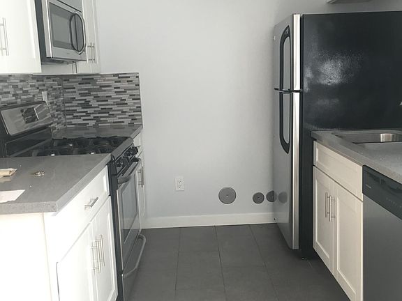 2nd image of 655 Westminster Ave APT 2