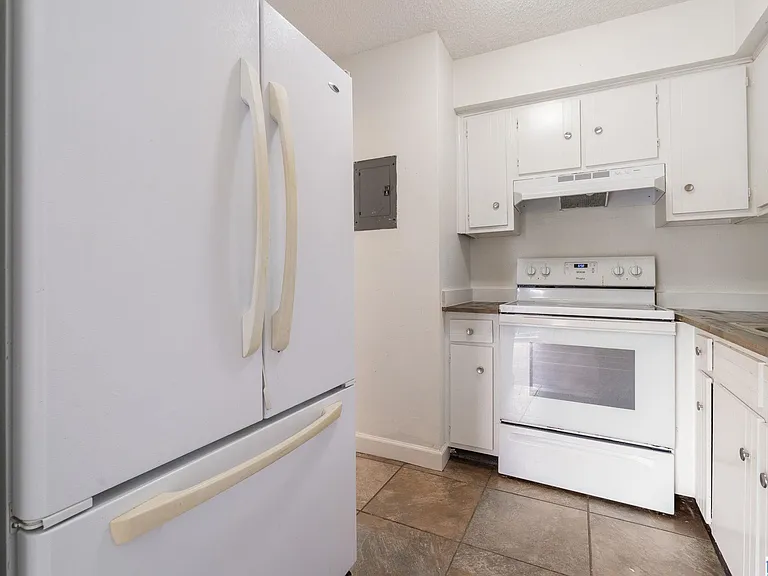 2409 Arlington Cres #D — Photo 14