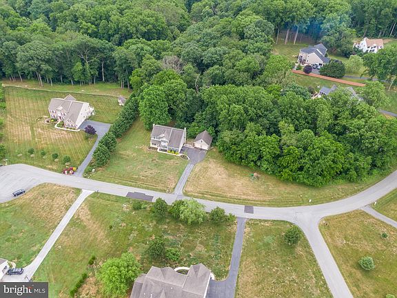 3rd image of 98 Elizabeth Way