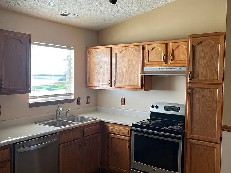 5104 Trotter Dr — Photo 2