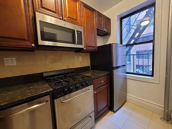 4th image of 150 W 21st St #3N