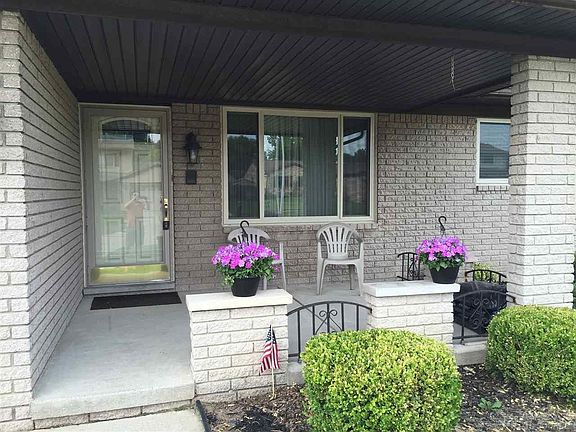 2nd image of 15283 Lincolnshire Ln