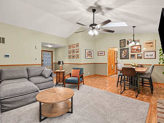 4th image of 1070 Chelsea Ln