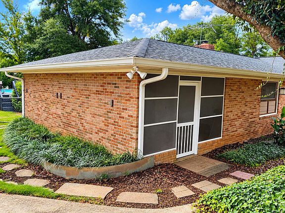 4th image of 3215 Colonial Dr