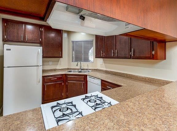 5th image of 1365 Newport Ave APT 202