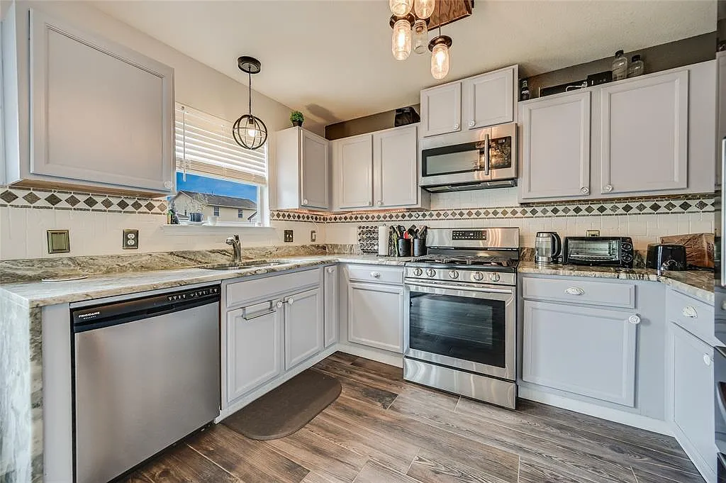4 bed, 3.0 bath, 2379 sqft, $2,375 — Photo 4