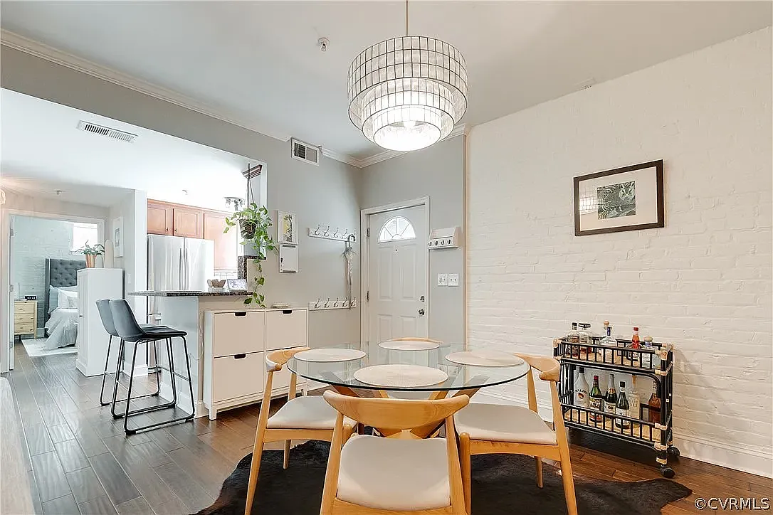 2 bed, 809 sqft, $1,949 — Photo 3